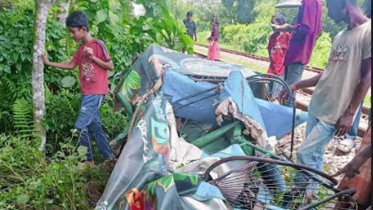 ট্রেনের ধাক্কায় দুমড়ে মুচরে গেলো অটো, অল্পের জন্য বাঁচলেন চালক