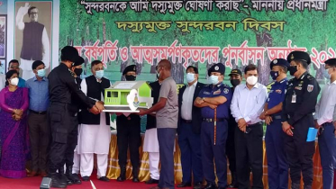 আত্মসমর্পণকারীদের চাহিদা অনুযায়ী ঘর-নৌকা-গবাদিপশু হস্তান্তর 