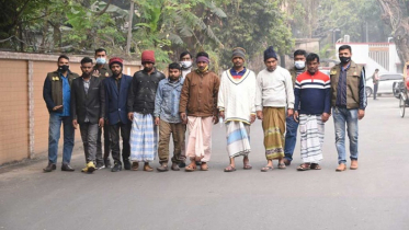 বাস ভাড়া করে যাত্রী তুলে ডাকাতি করত তারা (ভিডিও)