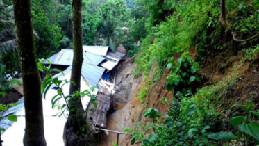 লামায় প্রবল বর্ষণে পাহাড় ধসের আশঙ্কা