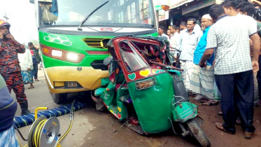 সিএনজিকে চাপা দিয়ে যাত্রীবাহী বাস ফুটপাতে, আহত ১০