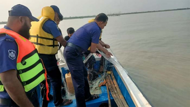 লক্ষ্মীপুরে নিষেধাজ্ঞা অমান্য করে ইলিশ ধরায় ৬ জেলে আটক