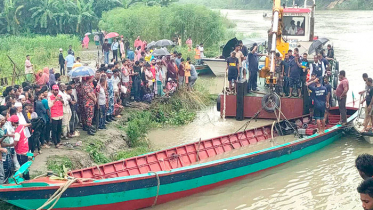 ডুবে যাওয়া ট্রলার উদ্ধার, খোঁজ মেলেনি ৫ জনের