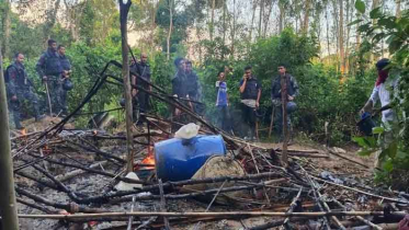 মহেশখালীতে দেশিয় মদ তৈরির কারখানা ধ্বংস করেছে নৌবাহিনী