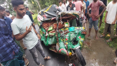 সোনাইমুড়ীতে বাস চাপায় নিহত ১, বাসে আগুন