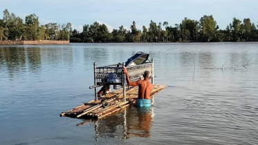 বাঁশের ভেলায় ভাসিয়ে কবরস্থানে নেয়া হলো লাশ!