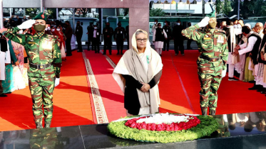 বঙ্গবন্ধুর প্রতিকৃতিতে প্রধানমন্ত্রীর শ্রদ্ধা