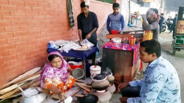 ঠাকুরগাঁওয়ে শীতের পিঠা বিক্রির ধুম