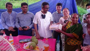 সাফ জয়ী রুপনা-ঋতুপর্ণার বাড়িতে উপহার নিয়ে গেলেন জেলা প্রশাসক