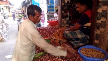 রাজাবাড়ীতে কেজিতে ১০ টাকা বাড়ল পেঁয়াজের দাম