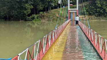 পানিতে ডুবে গেছে রাঙামাটির ঝুলন্ত সেতু