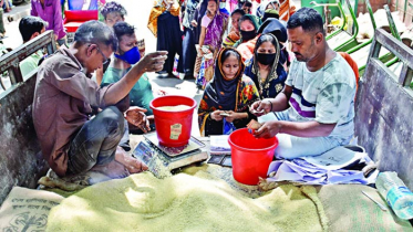 ৩০ টাকায় চাল, ১৮ টাকায় আটা বিক্রি করছে সরকার