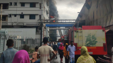 জ্বলন্ত টায়ার কারখানা থেকে ১৪ জনকে জীবিত উদ্ধার