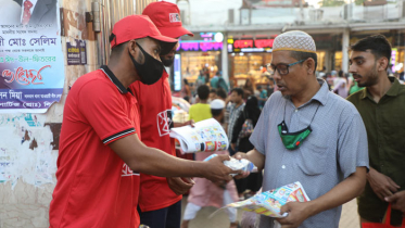 রাস্তায় আটকে পড়া মানুষদের জন্য স্বপ্ন’র ইফতার