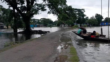 আশ্রয়কেন্দ্র থেকে বাড়ি ফিরছে মানুষ