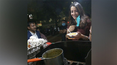 ফুটপাতে দাঁড়িয়ে নুডলস খেলেন রাইমা, চিনতে পারলেন না দোকানী 