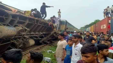 উদ্ধারকারী রি‌লিফ ট্রেন ঢাকা থেকে ভৈরব যাচ্ছে