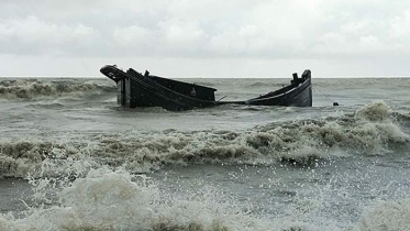 ঝড়ের কবলে পড়ে দুবলায় ডুবল ১৮ ট্রলার