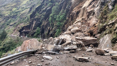 নেপালে ভয়াবহ ভূমিধস, নদীতে ছিটকে পড়ল যাত্রীবোঝাই দুই বাস