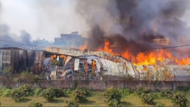 পুরোপুরি নেভেনি সীতাকুন্ডের তুলার গুদামের আগুন