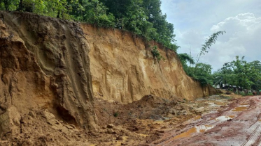 ধসের আশঙ্কার মাঝেই চট্টগ্রামে চলছে পাহাড় কাটা