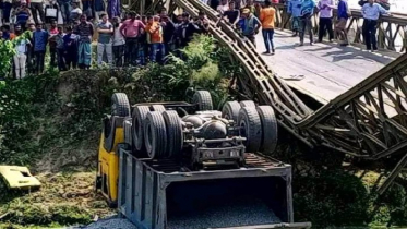 দীঘিনালায় পাথর বোঝাই ট্রাকসহ ভেঙ্গে পড়েছে বেইলি ব্রিজ