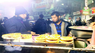 তীব্র শীতে বগুড়ায় ভাপা পিঠা বিক্রির ধুম