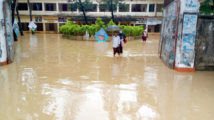 ঝিনাইগাতী উপজেলা পরিষদ কার্যালয়ের ভেতর জলাবদ্ধতার সৃষ্টি। ছবি: একুশে টেলিভিশন