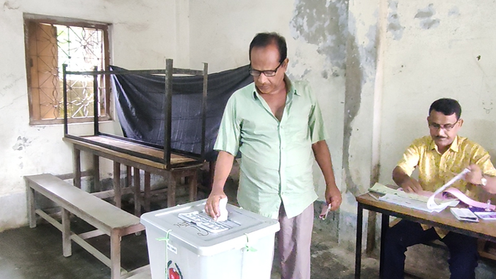 নরসিংদীর কারারচর তোফাজ্জল হোসেন উচ্চবিদ্যালয়ের কেন্দ্রে ভোট দিচ্ছেন এক ভোটার