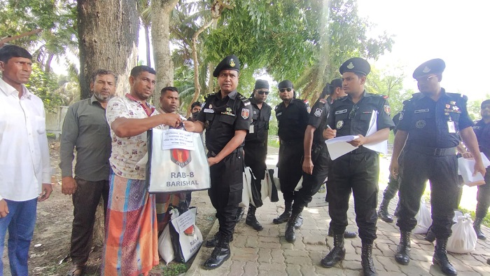 আত্মসমর্পণকারী জলদস্যুদের হাতে ঈদ উপহার সামগ্রী তুলে দিচ্ছেন র‍্যাব-৮ এর অধিনায়ক